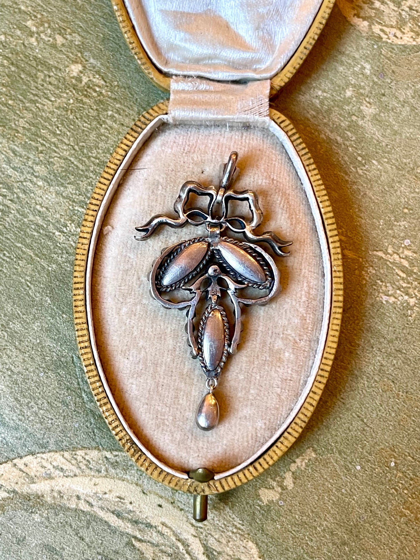 Romantico pendente in argento e paste di vetro in stile Luigi XVI, Francia, epoca Napoleone III