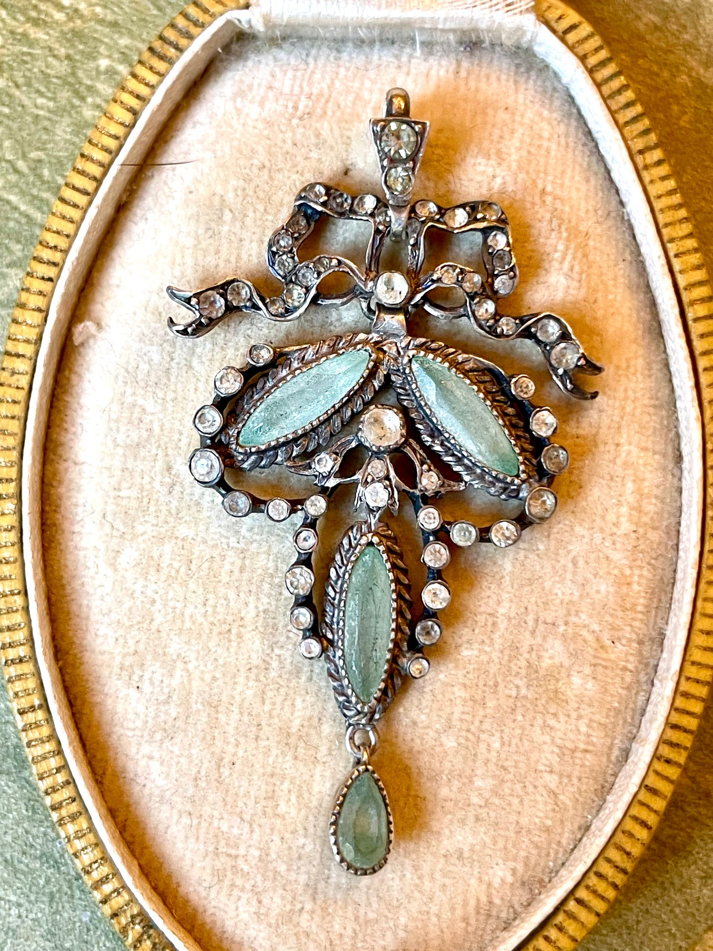 Romantico pendente in argento e paste di vetro in stile Luigi XVI, Francia, epoca Napoleone III