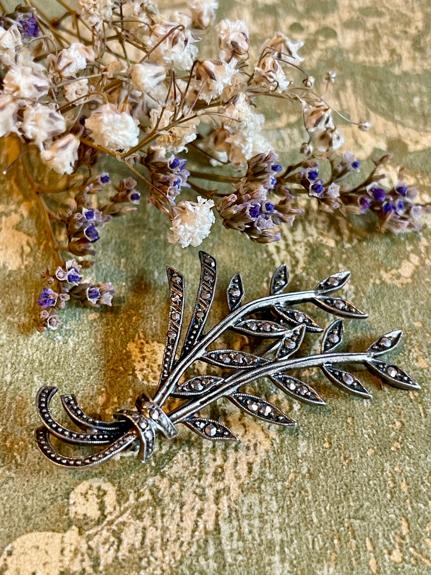 Elegante spilla in argento e marcassite, anni ‘40
