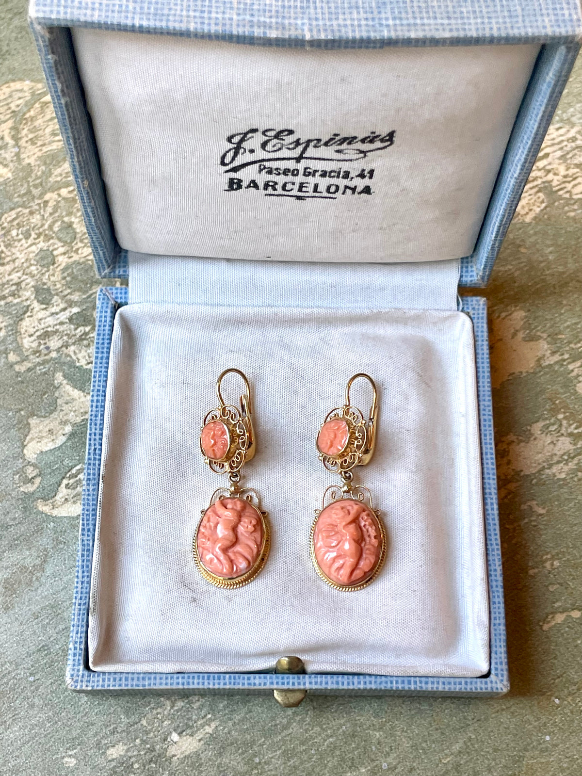 Evocativi orecchini con cammei in corallo, montati in oro giallo, epoca vittoriana