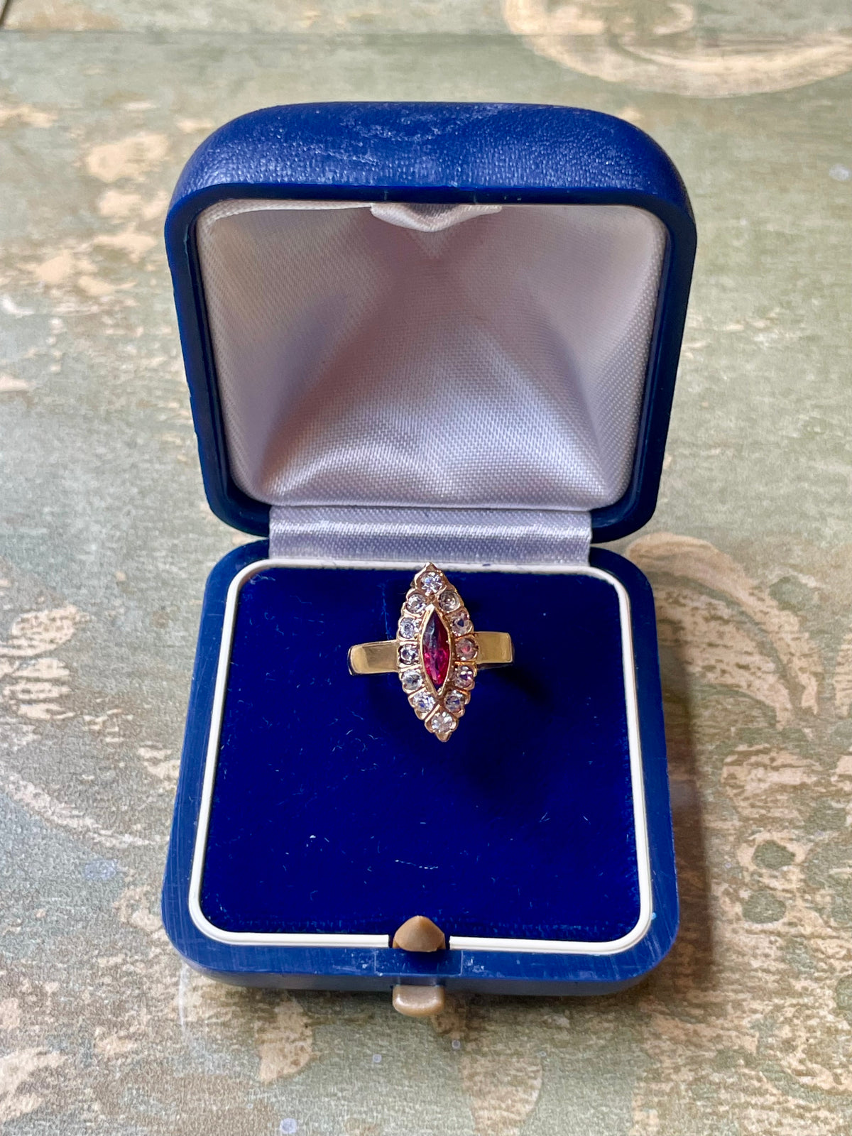 Elegante anello Marquise in oro giallo, diamanti e rubino, 1900/1910