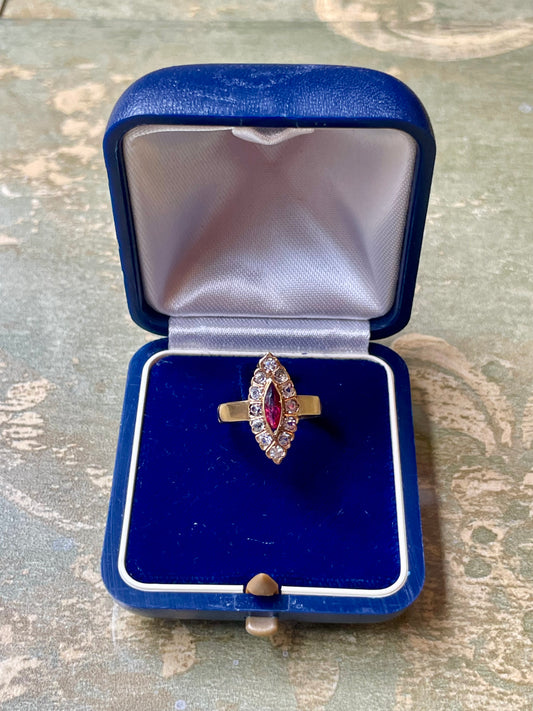 Elegante anello Marquise in oro giallo, diamanti e rubino, 1900/1910