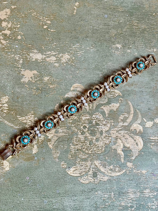 Sofisticato bracciale dorato con piccole perle e pasta di turchesi, anni ‘40/50
