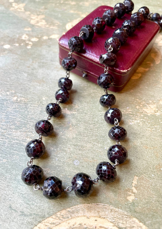 Straordinaria collana lunga in granati boho, epoca vittoriana