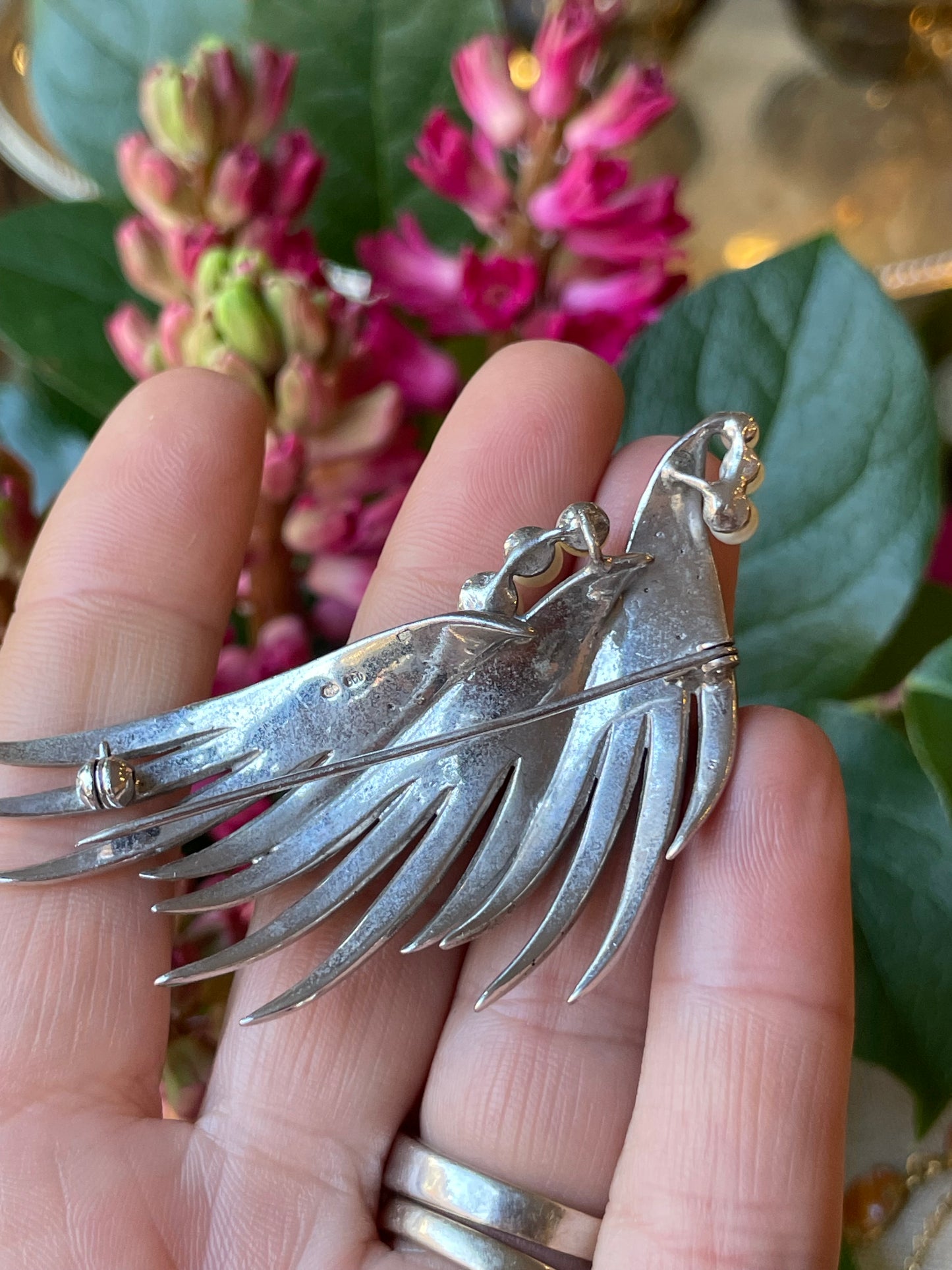 Meravigliosa spilla Piuma in argento, marcassite e perle, anni ‘30/40