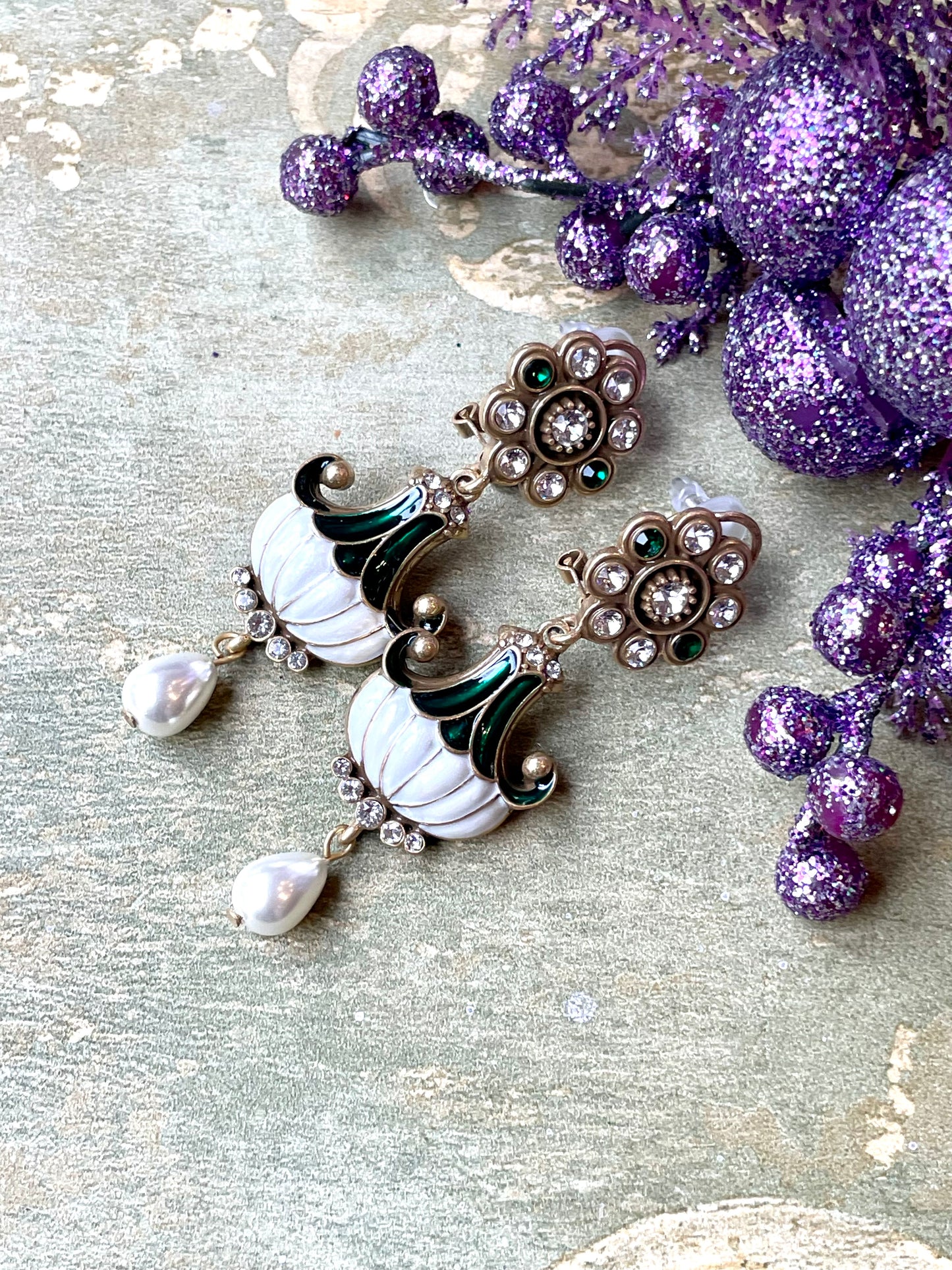 Orecchini chandelier in smalto, anni ‘80