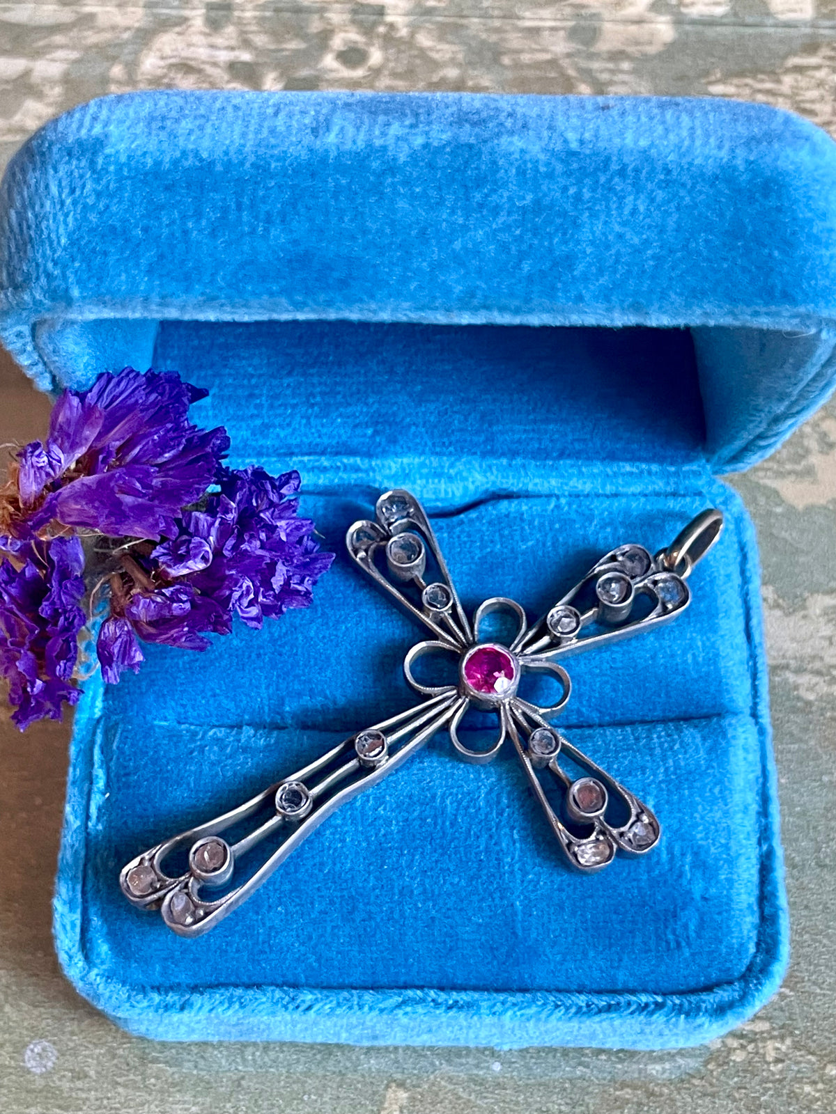Romantica croce in argento, oro, rosette di diamanti e rubino, epoca vittoriana