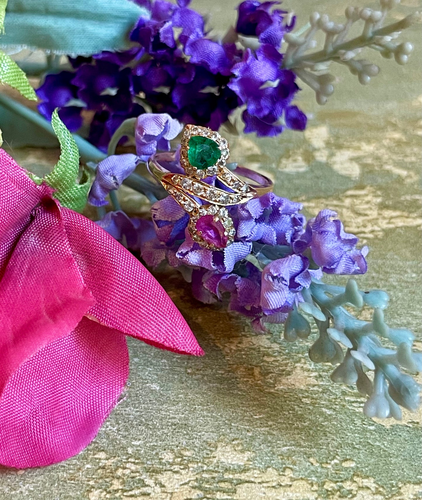Anello contrarie’ con rubino e smeraldo, 1910/20