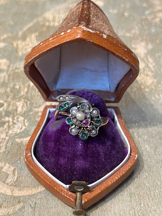 Affascinante anello con piccola mosca su un fiore, epoca georgiana