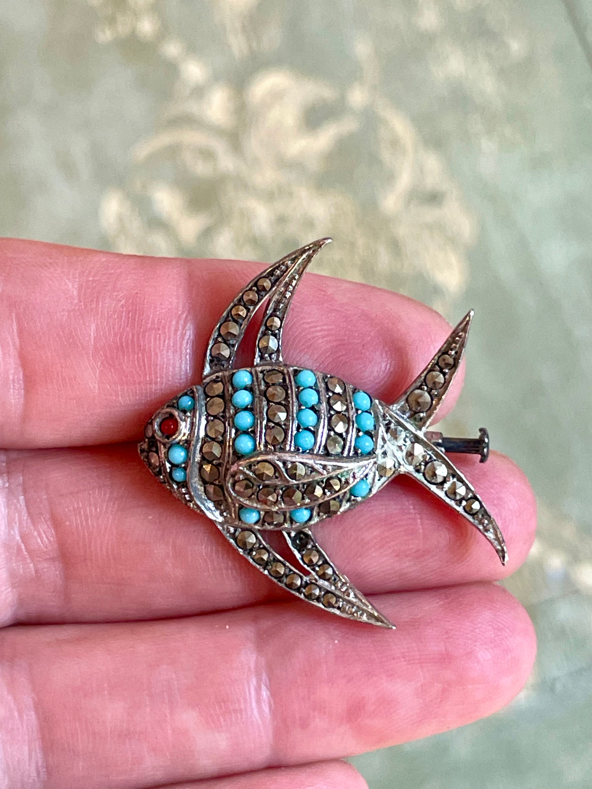 Rara spilla a forma di pesce in argento, marcassite e turchesi, anni ‘40