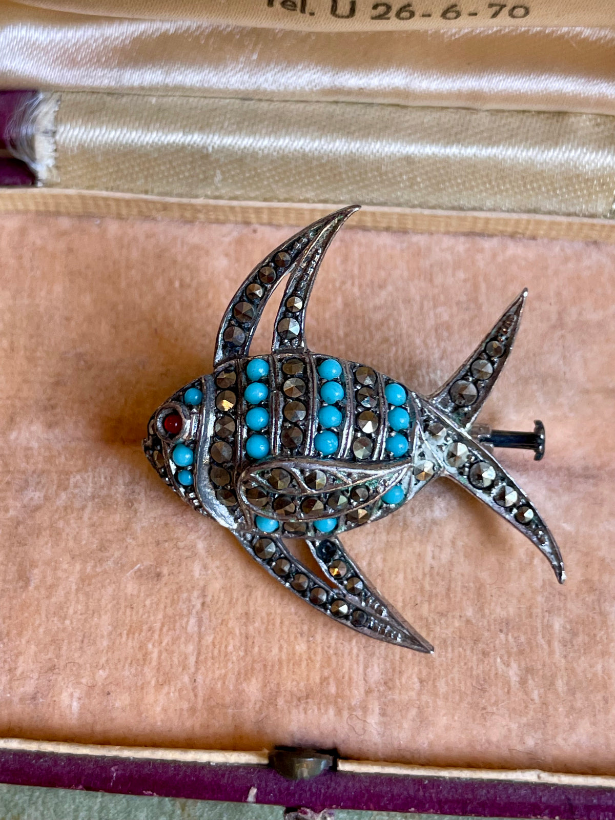 Rara spilla a forma di pesce in argento, marcassite e turchesi, anni ‘40