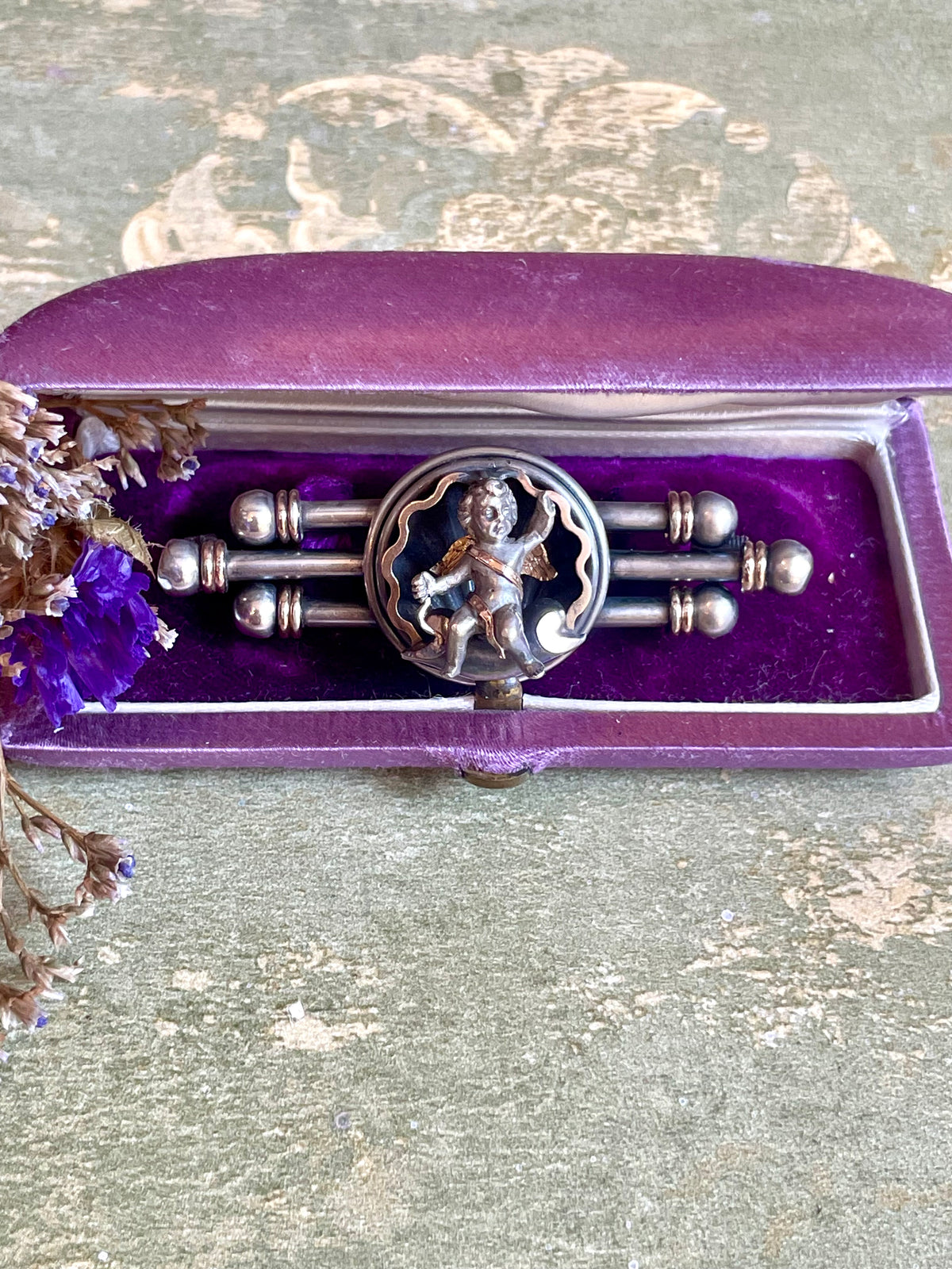 Indimenticabile spilla in argento con putto, epoca vittoriana