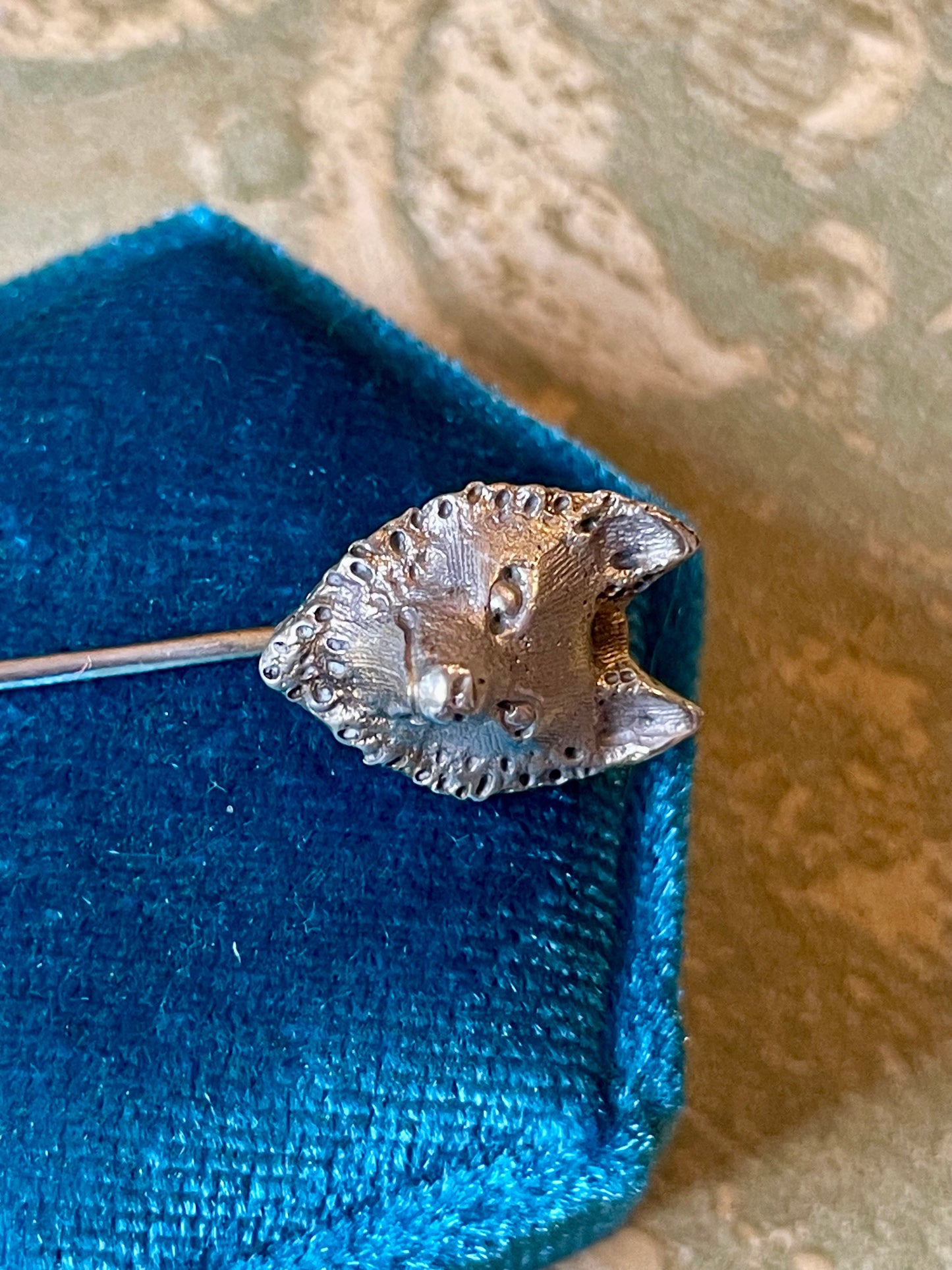 Spilla da cravatta in argento con piccola volpe, fine Ottocento, inizio Novecento
