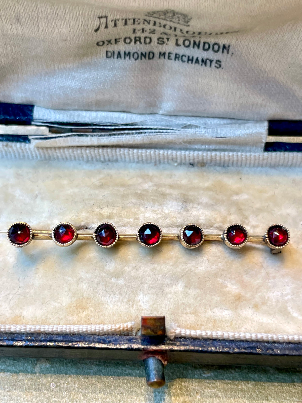 Deliziosa spilla a barretta in argento vermeil e granati, epoca vittoriana