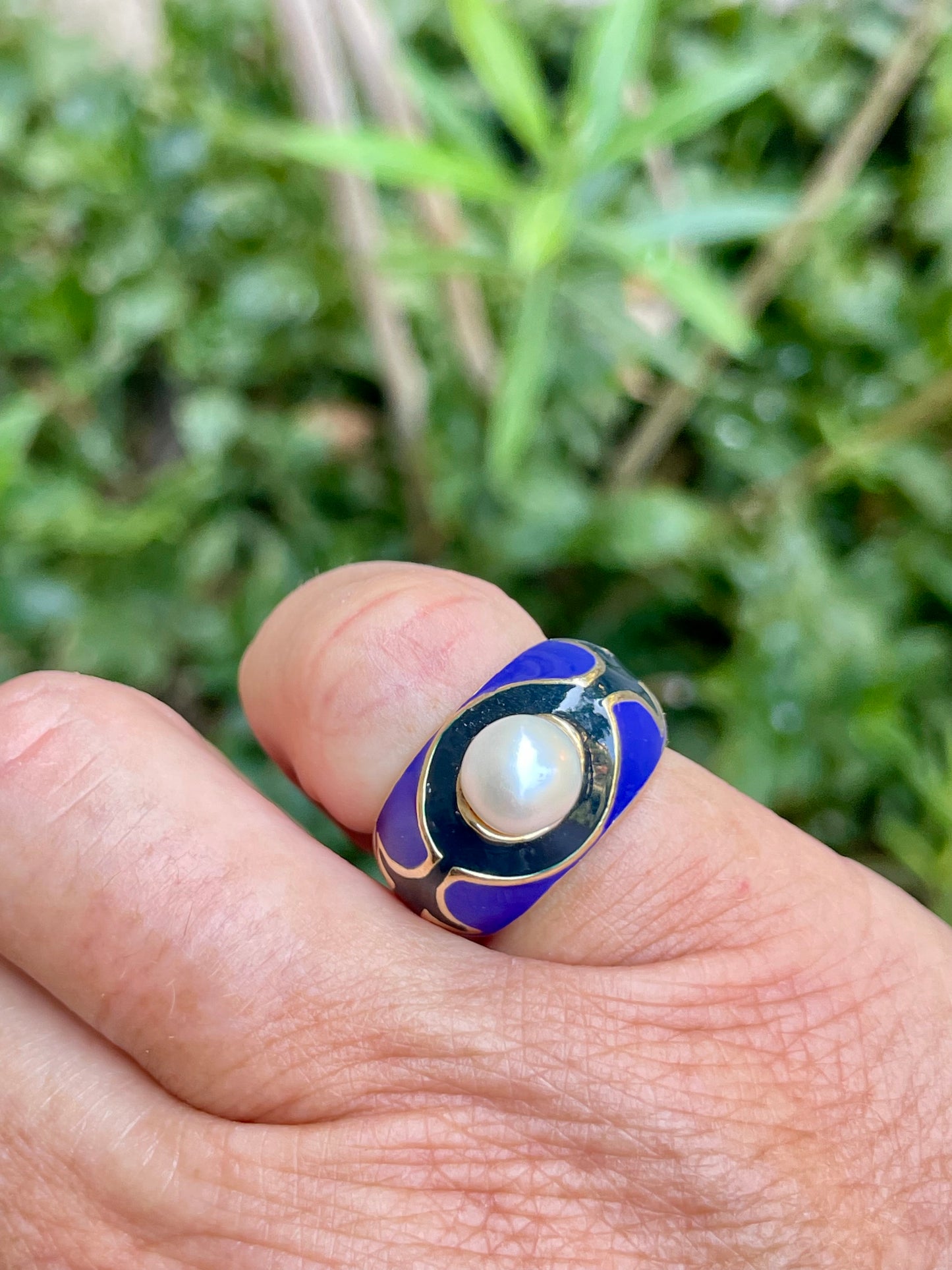 Anello in smalto e perla bianca, anni ‘80