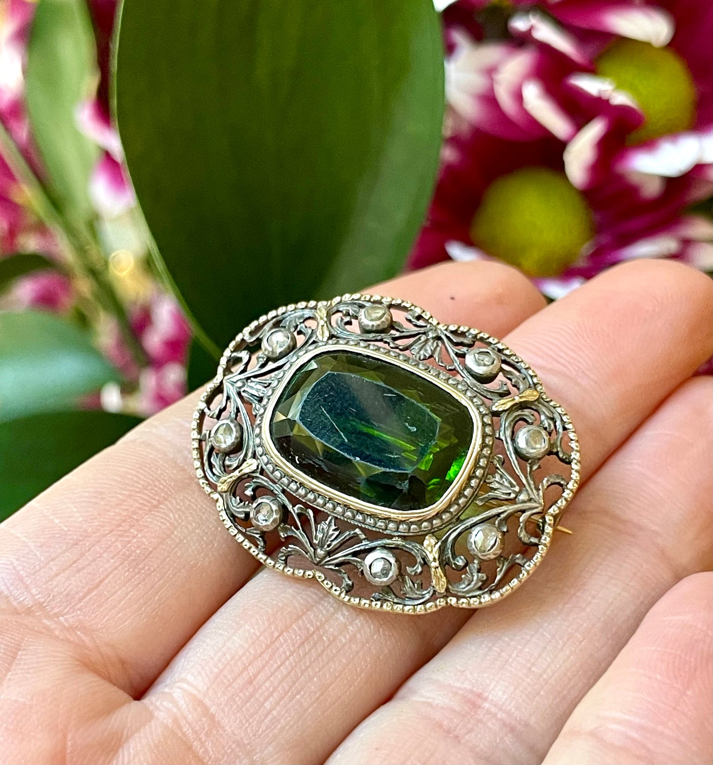 Romantica Spilla vittoriana con olivina e diamanti