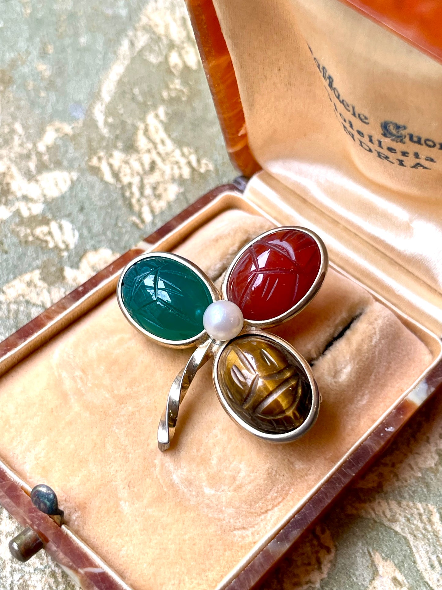 Spilla trifoglio Retour d’Egypte con scarabei in pietra dura