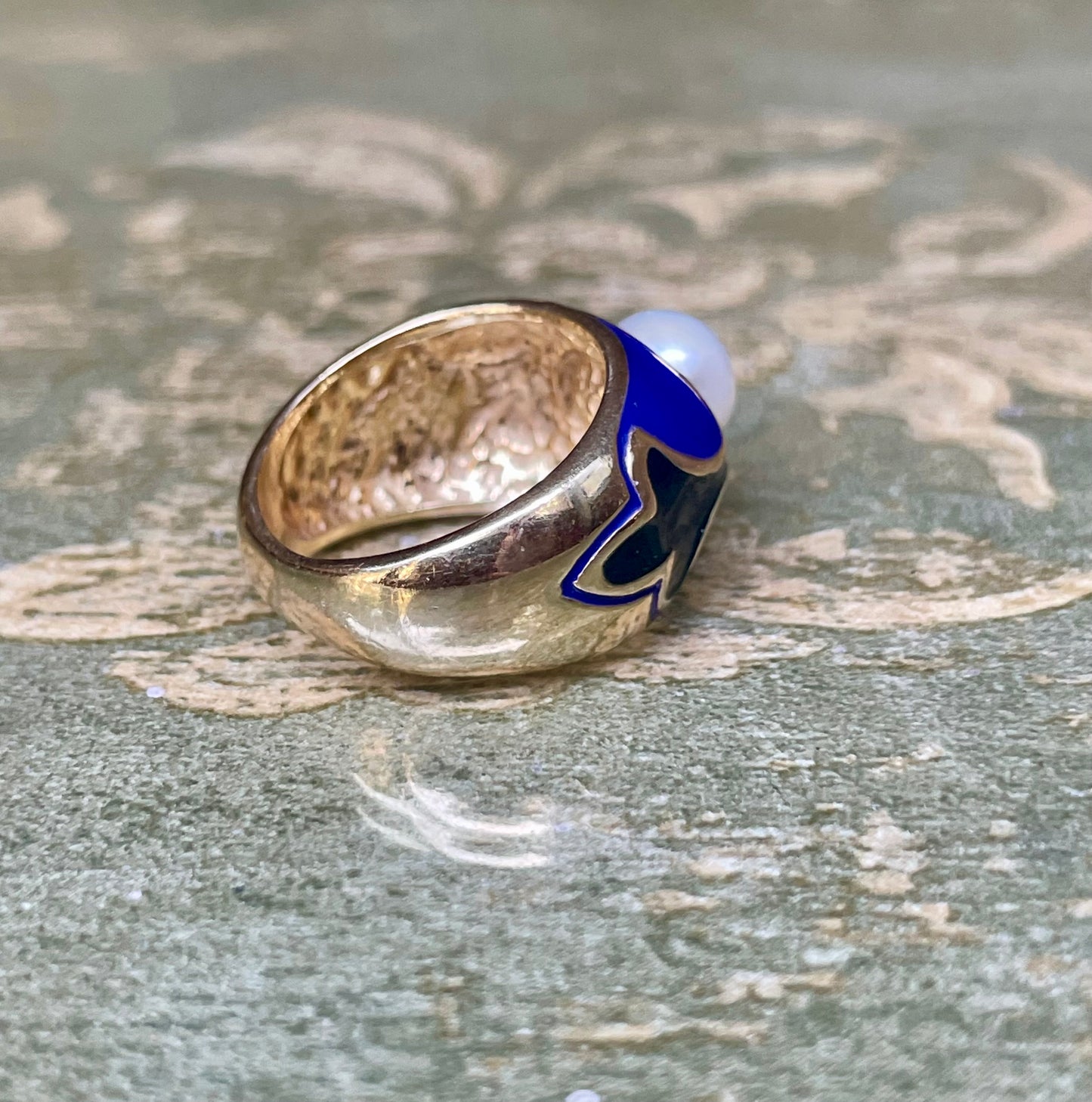 Anello in smalto e perla bianca, anni ‘80