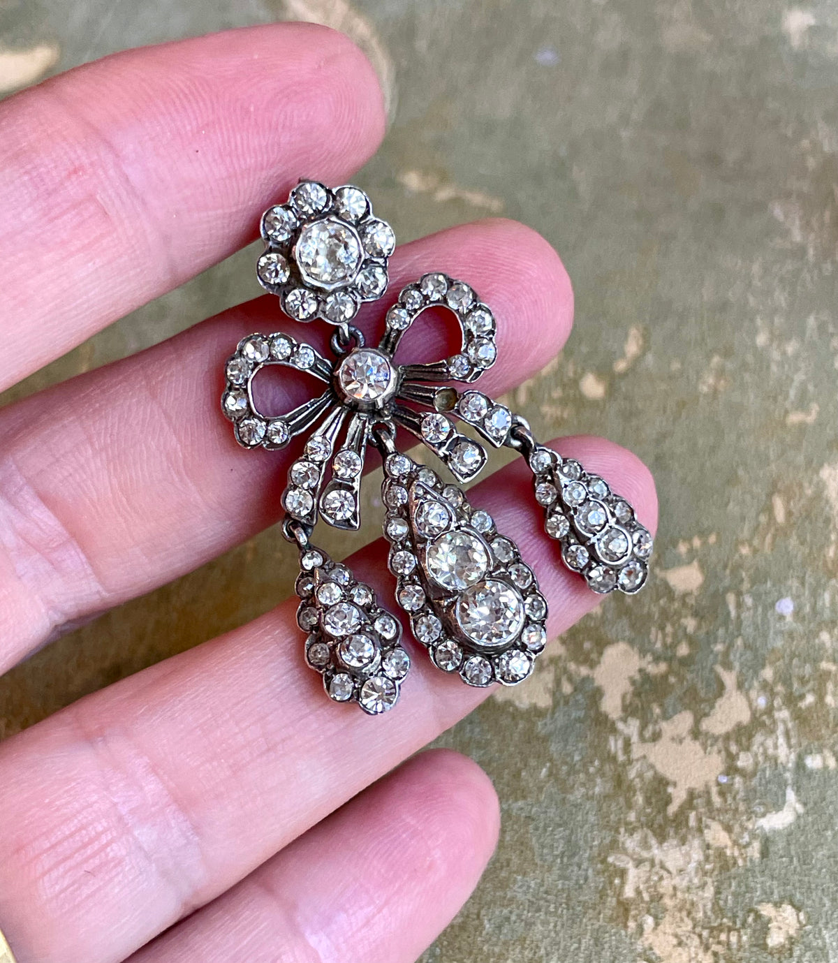 Stupendi orecchini Girandoles in argento e paste di diamanti, fine Settecento, inizio Ottocento