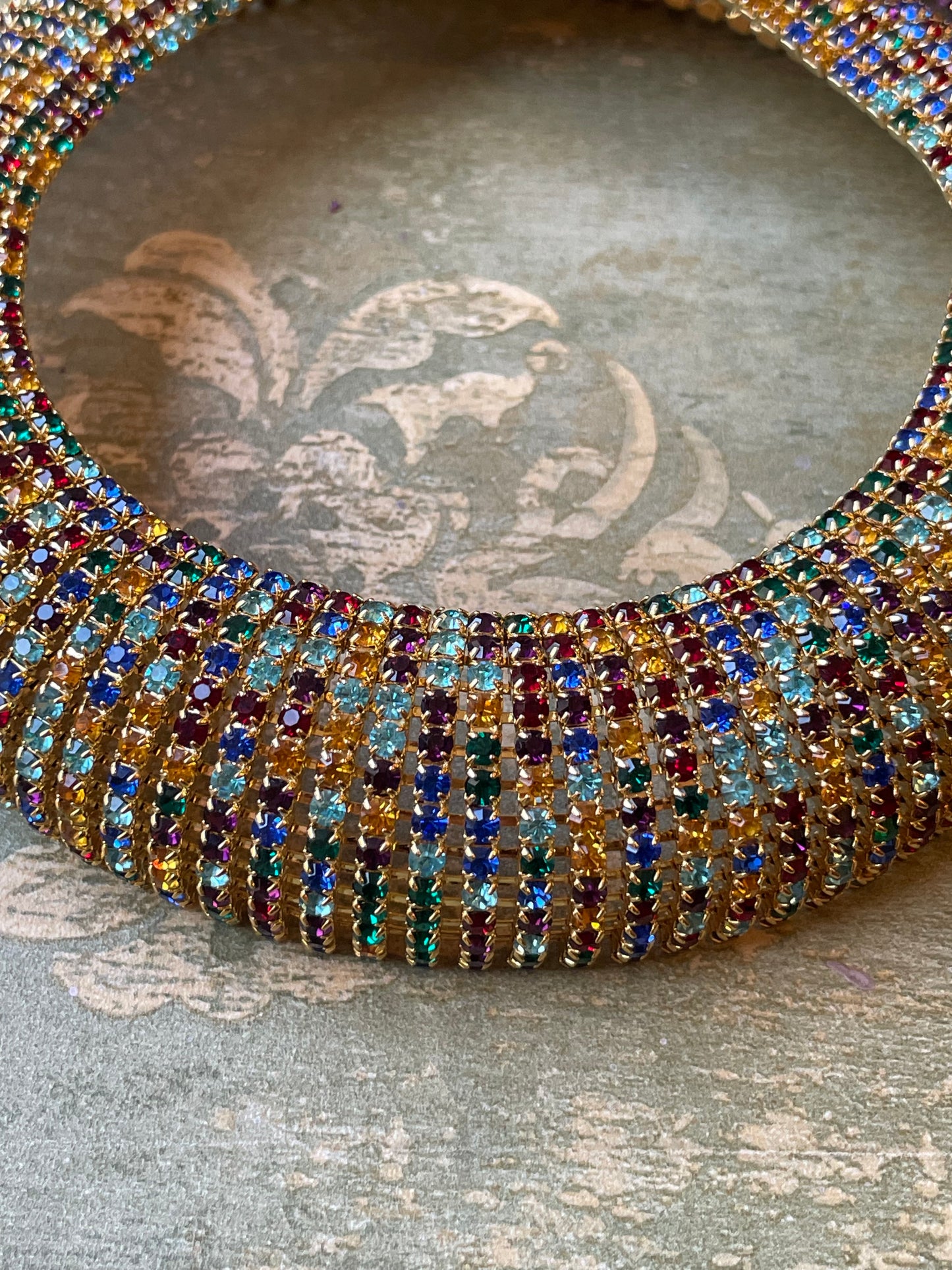 Choker bombato in cristalli multicolor, anni ‘80