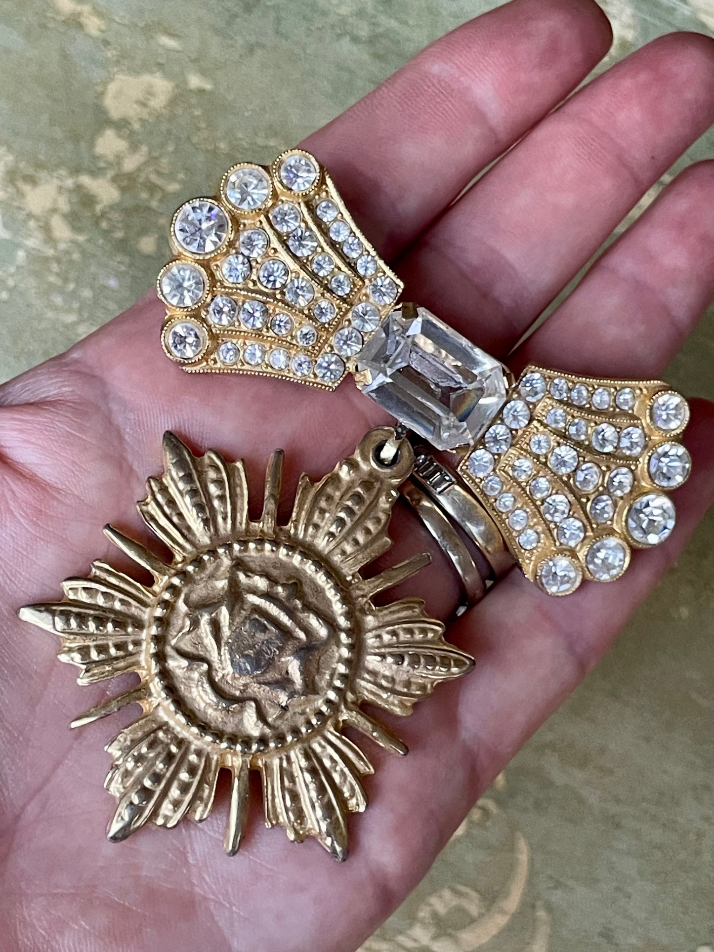 Spilla Onoreficenza con fiocco in strass, anni ‘80