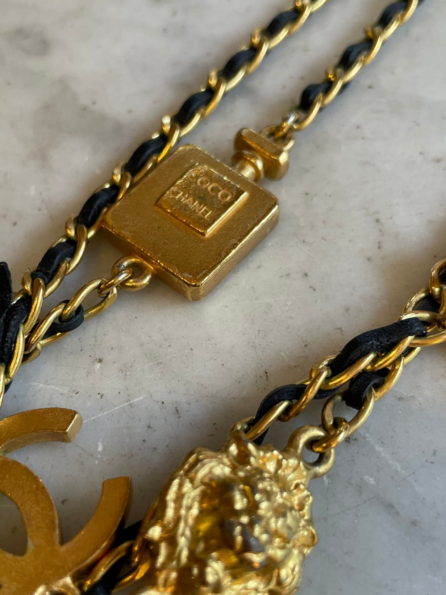 Long necklace with golden chain and leather, signed Chanel 1996