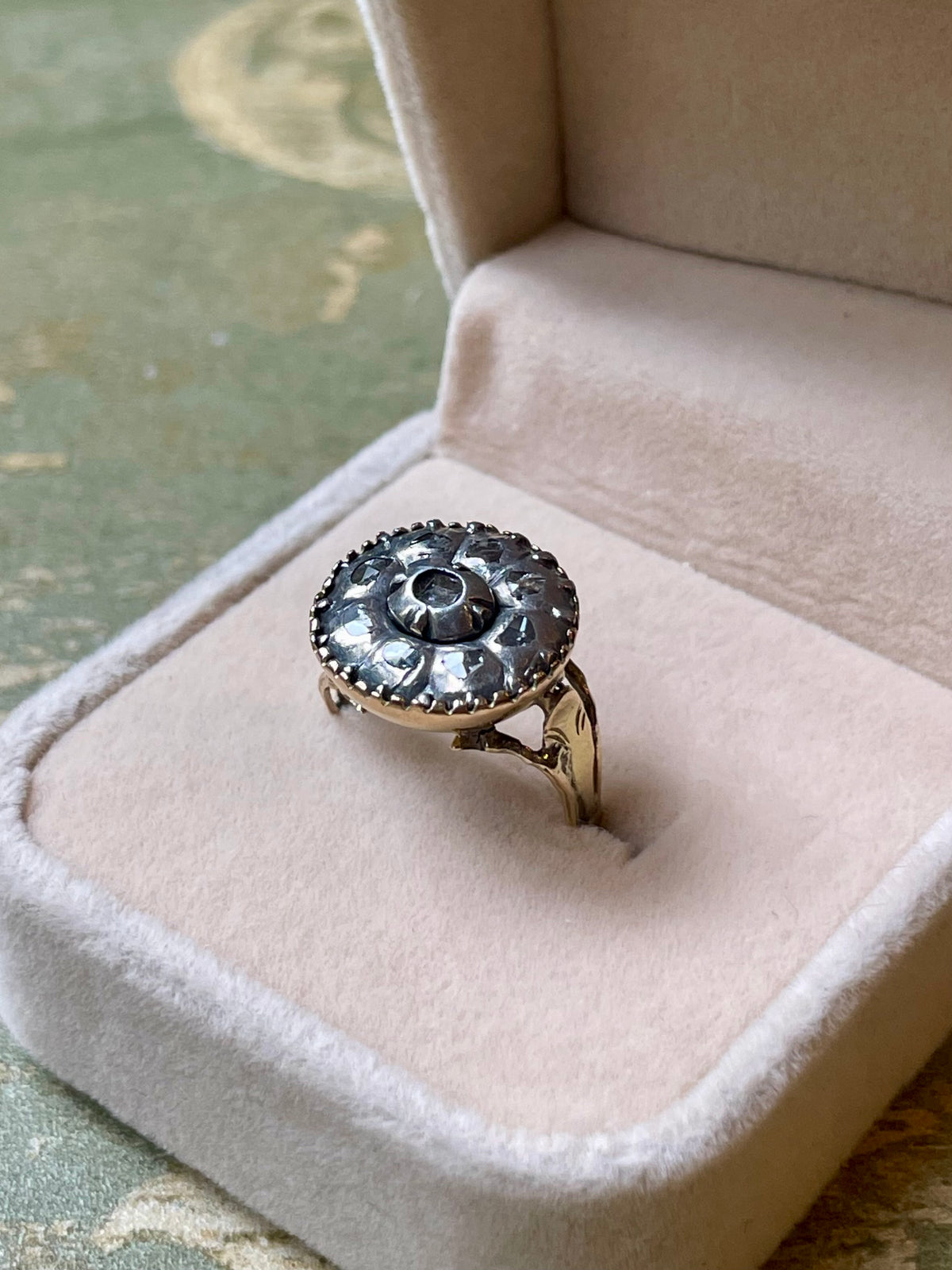 Anello cluster ring in oro giallo, argento e rosette di diamanti, epoca georgiana