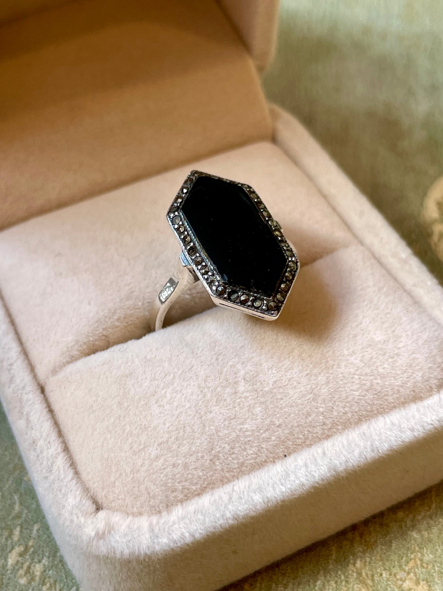 Elegante anello in argento, onice e marcassite, 1930/40