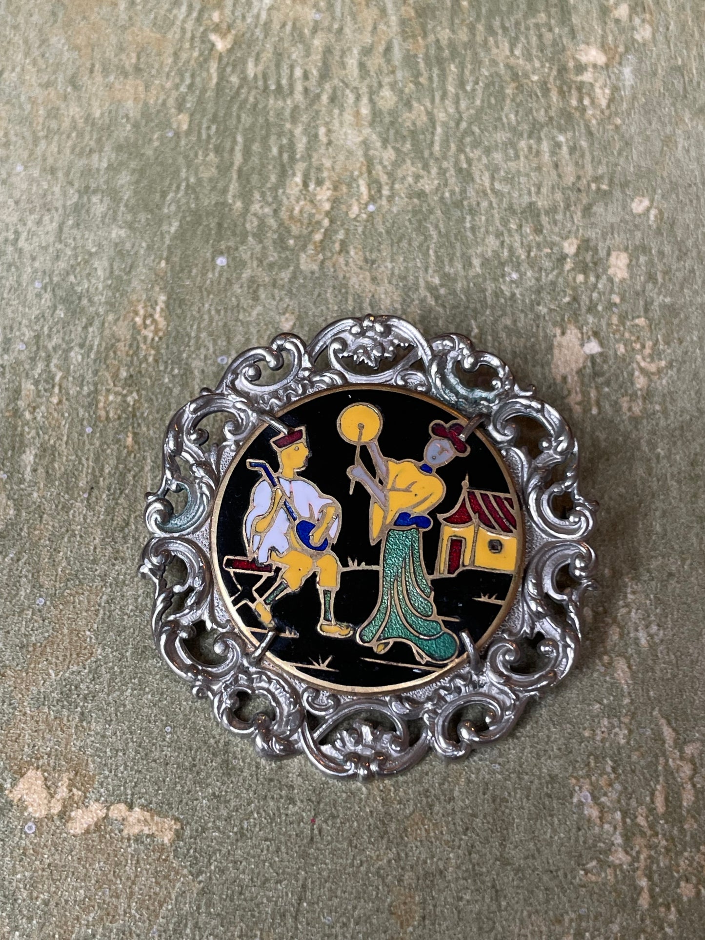 Incantevole spilla con chinoiserie in smalto, anni ‘40/50