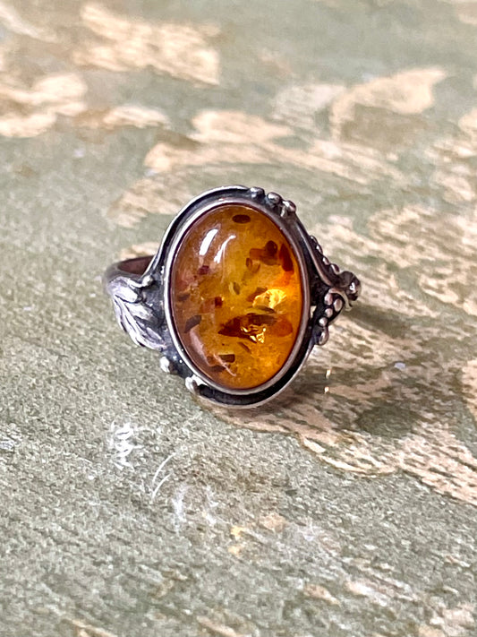 Seducente anello Art Nouveau in argento e ambra