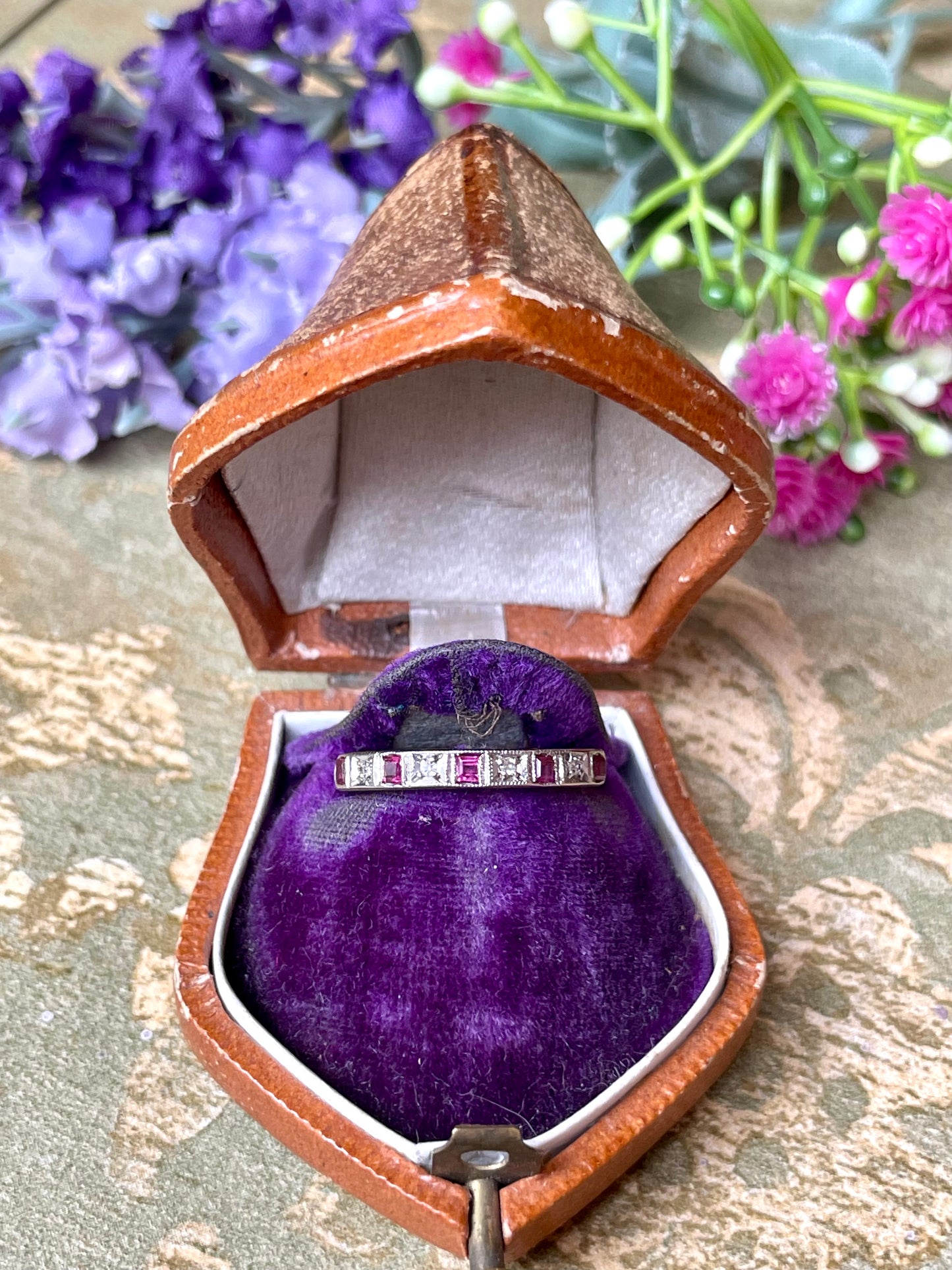 Squisita fede demi riviere con diamanti e rubini