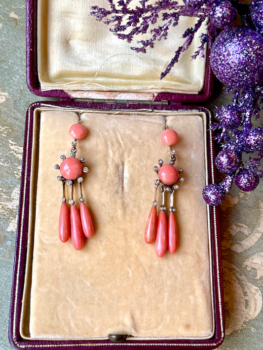 Incantevoli orecchini vittoriani con gocce di corallo naturale