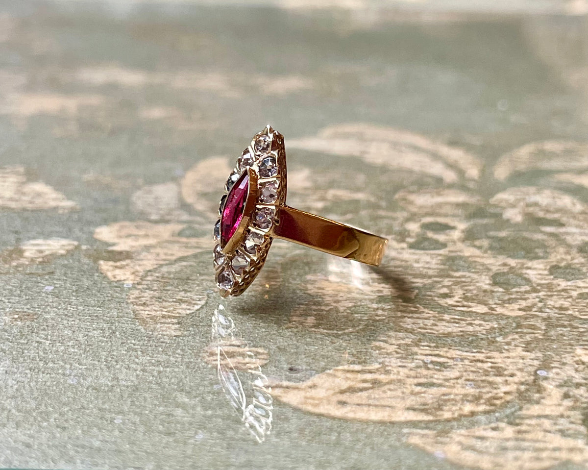 Elegante anello Marquise in oro giallo, diamanti e rubino, 1900/1910