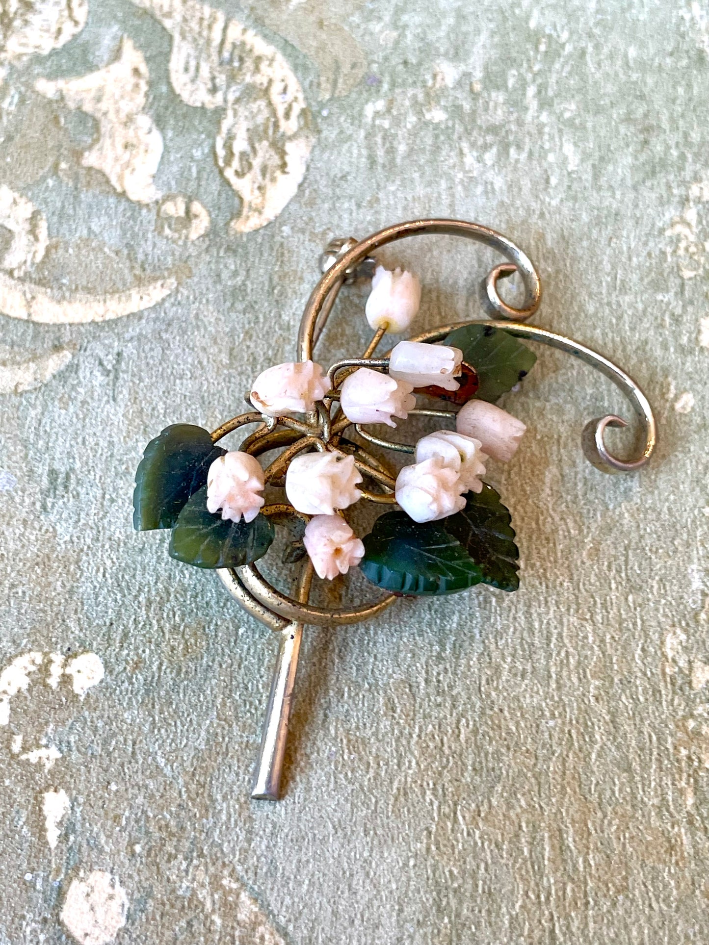 Spilla con ramo di rose in corallo rosa e giada, 1940/50