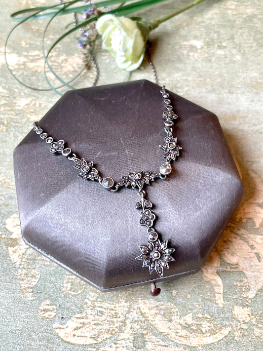 Romantica collana con pendente, in argento e marcassite, anni ‘30/40