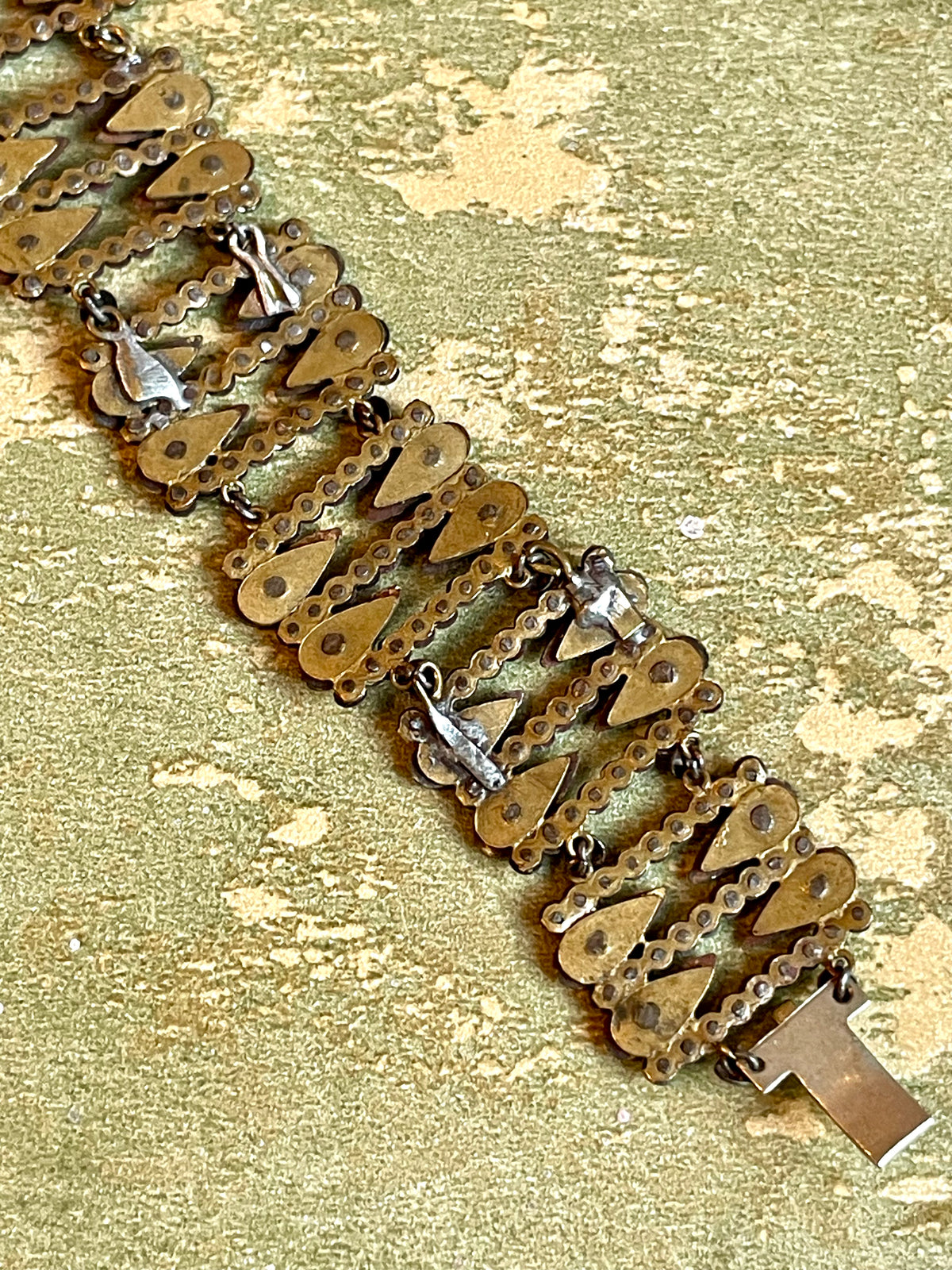 Elegante bracciale in cut steel, prima metà del XIX secolo