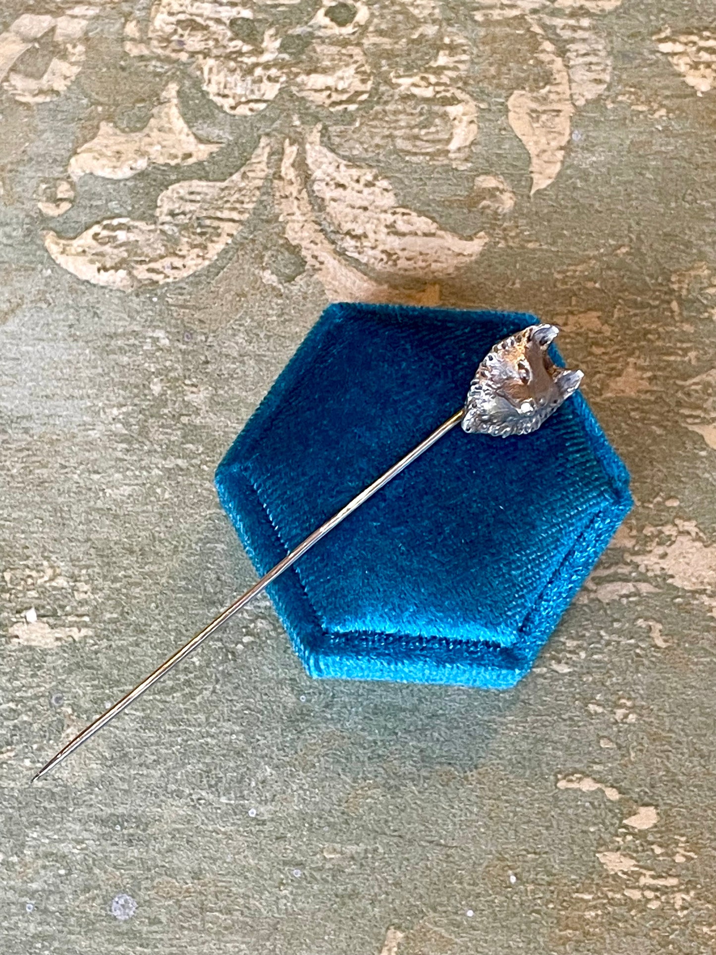 Spilla da cravatta in argento con piccola volpe, fine Ottocento, inizio Novecento