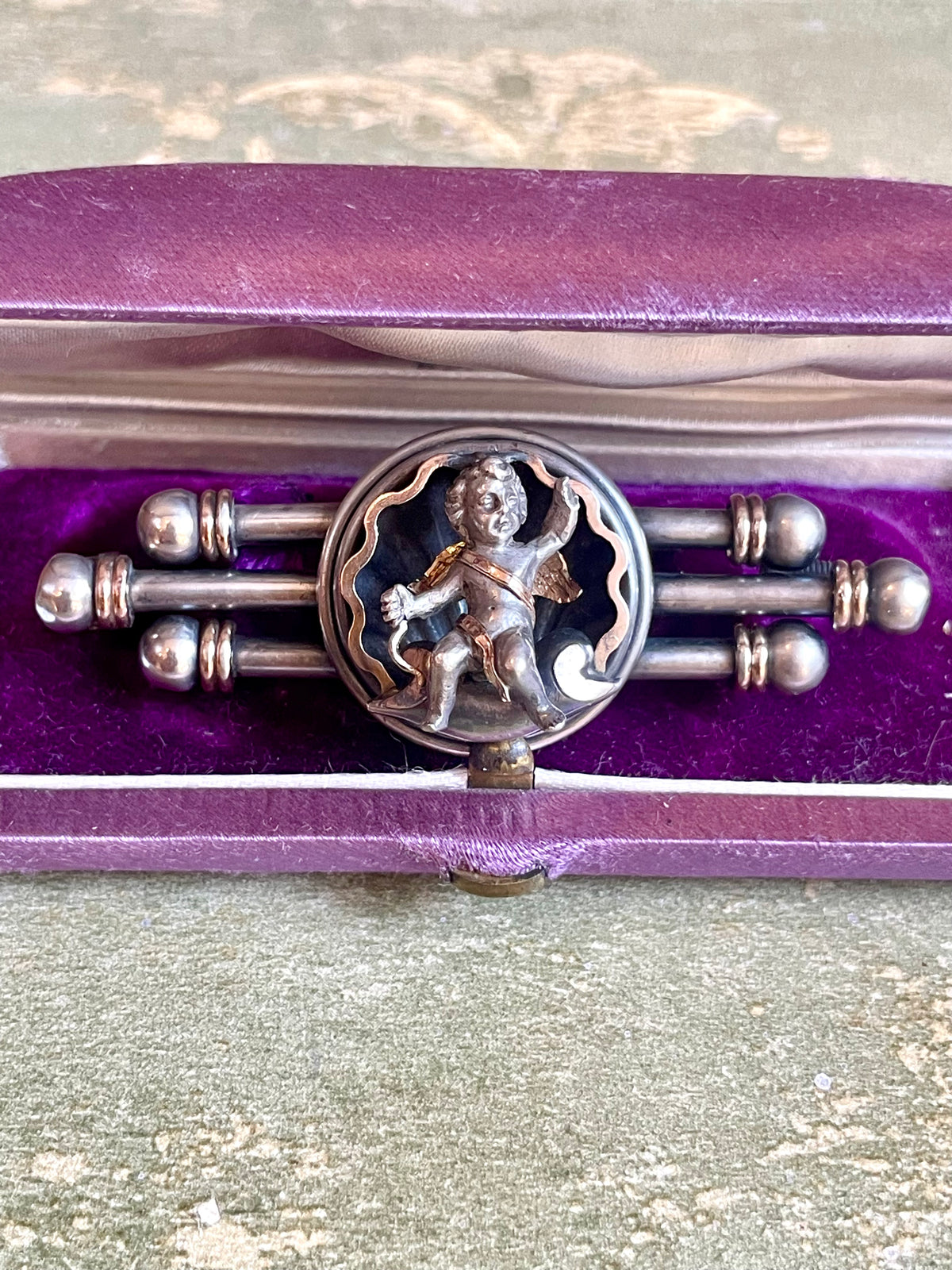 Indimenticabile spilla in argento con putto, epoca vittoriana