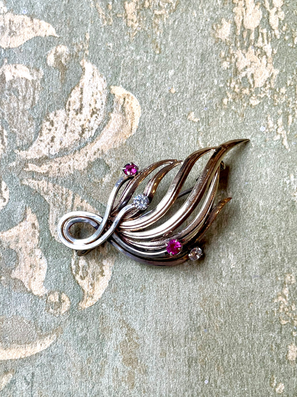 Elegante spilla in argento vermeil e pietre semipreziose, Francia, anni ‘30/40