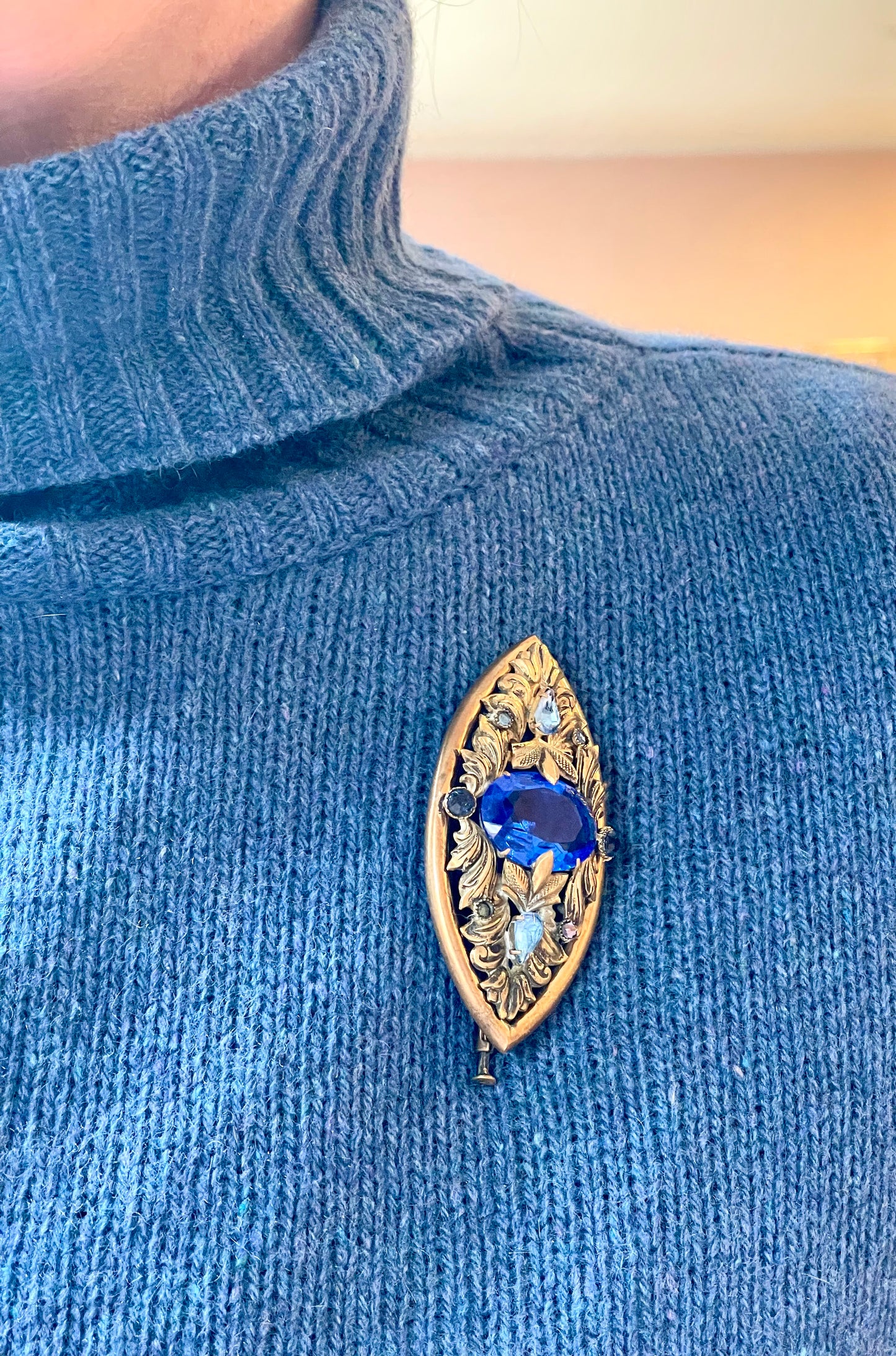 Incantevole spilla cesellata con cristalli blu cobalto, anni ‘50