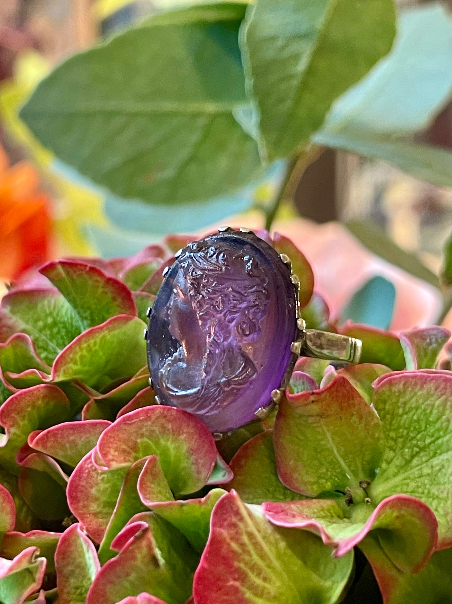 Elegante anello con cammeo intagliato in pasta di vetro, epoca vittoriana