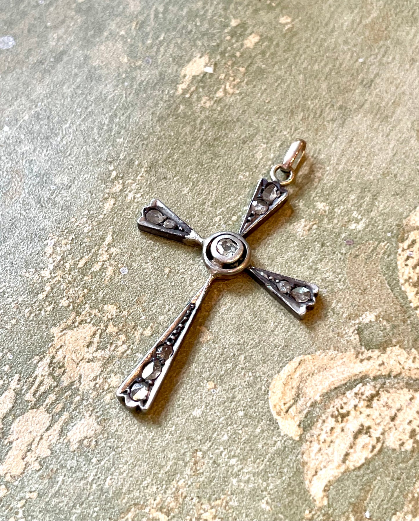 Croce  pendente in argento, oro giallo e rosette di diamanti, fine XIX secolo