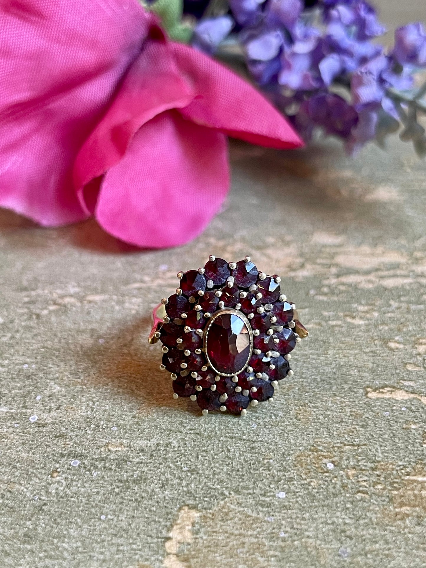 Anello a grappolo con granati boho, anni ‘40/50