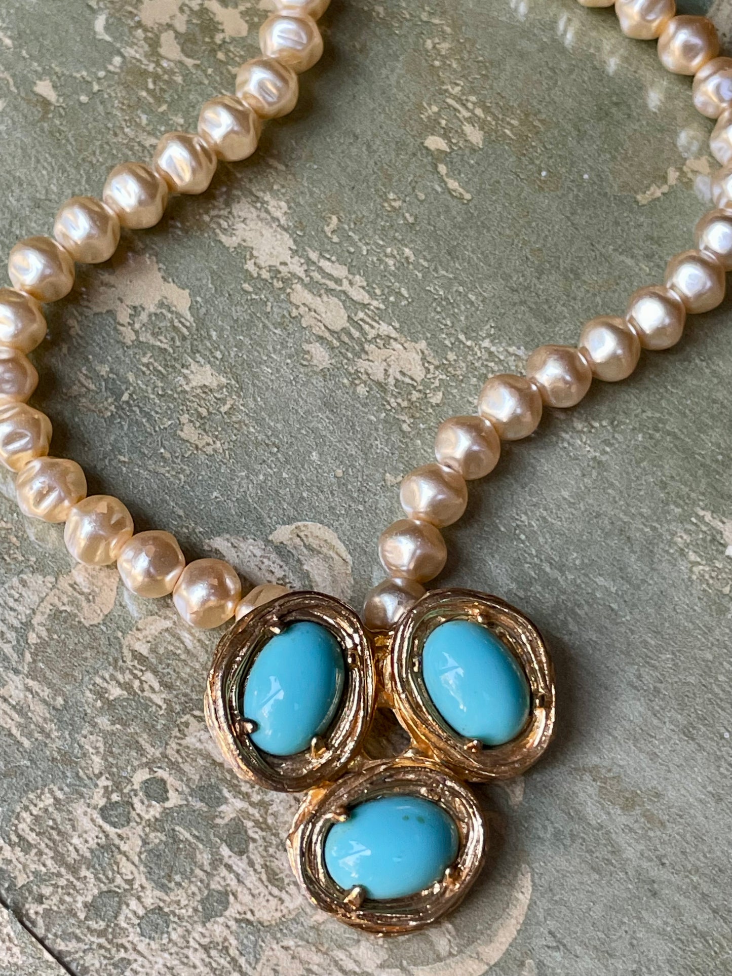 Collana girocollo con perle barocche e pendente in pasta di turchesi, Gavilane Paris anni ‘60