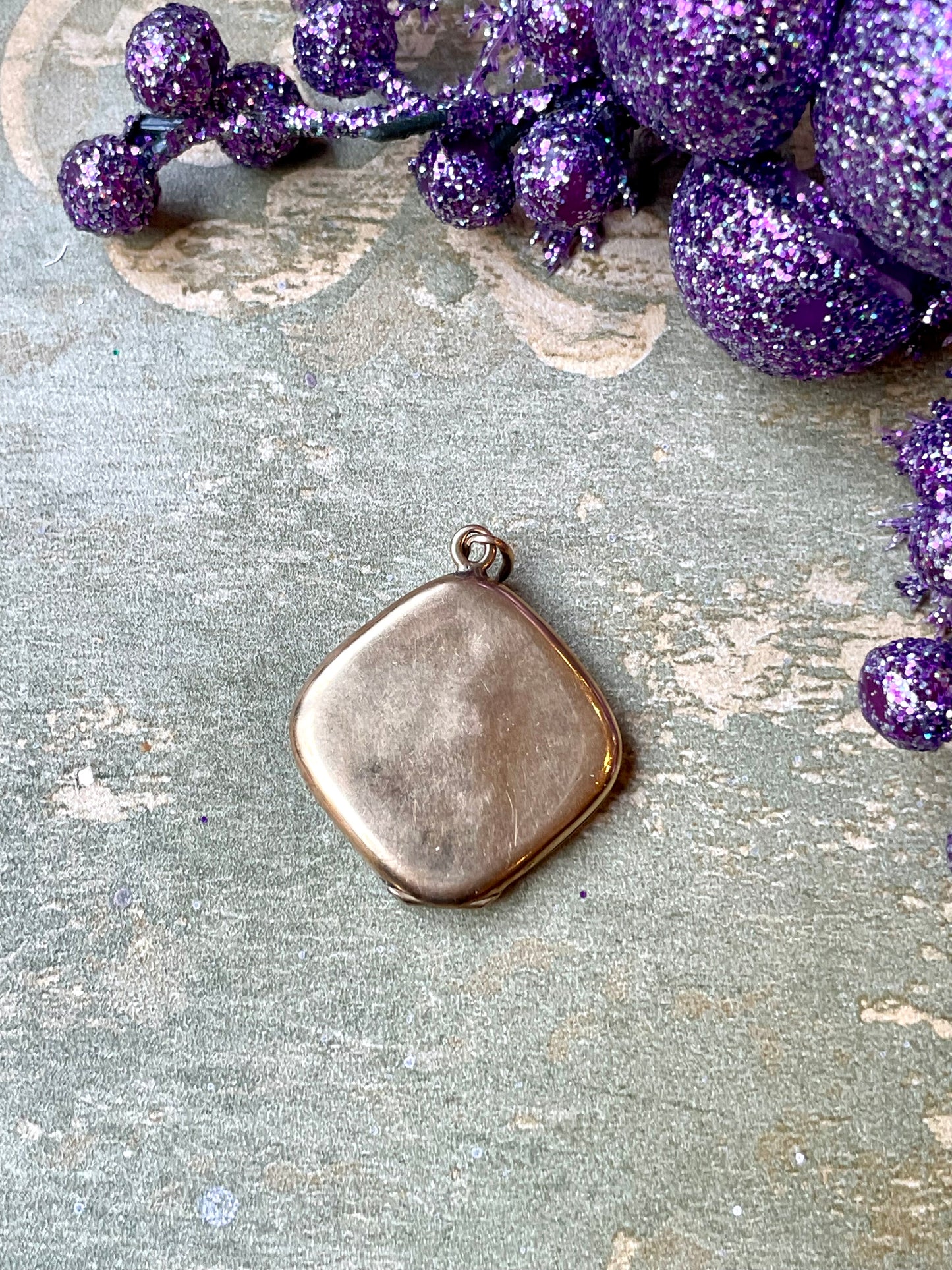 Locket in princisbecco, Art Deco