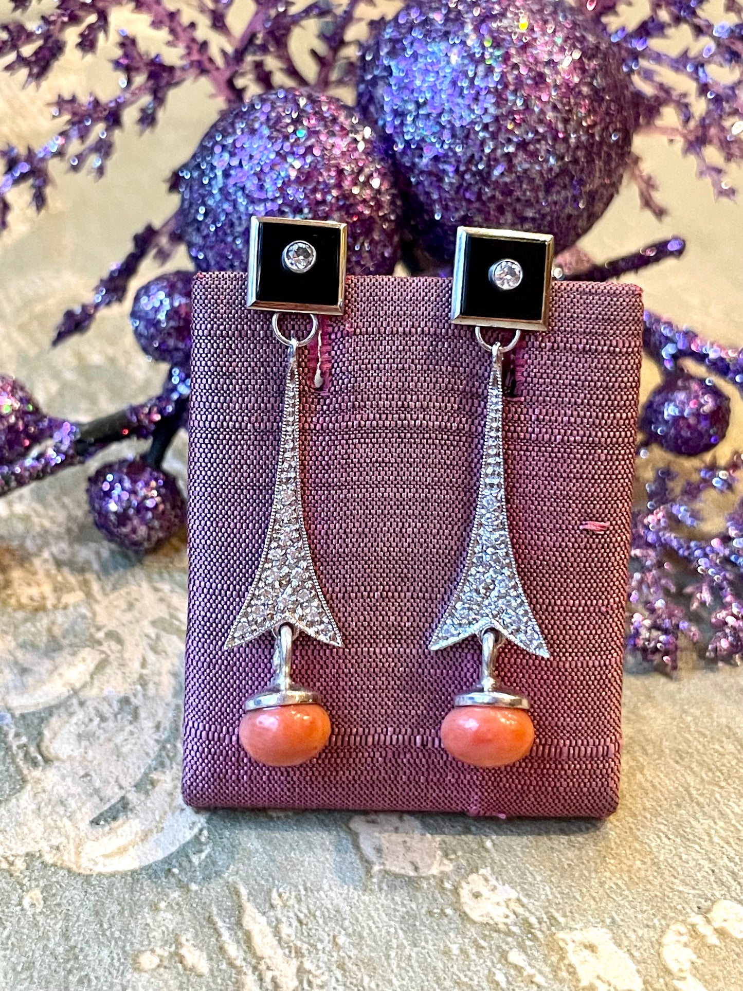 Superbi orecchini Art Deco con diamanti, corallo e smalto nero