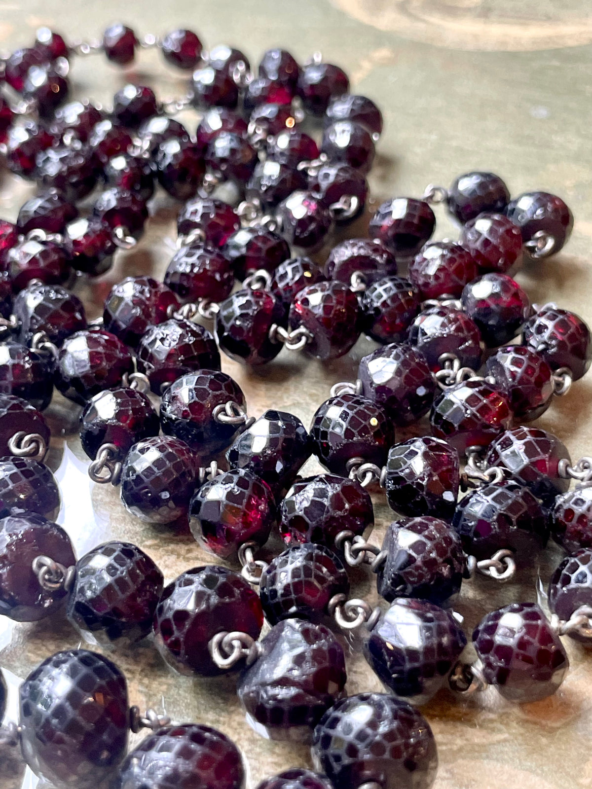 Straordinaria collana lunga in granati boho, epoca vittoriana