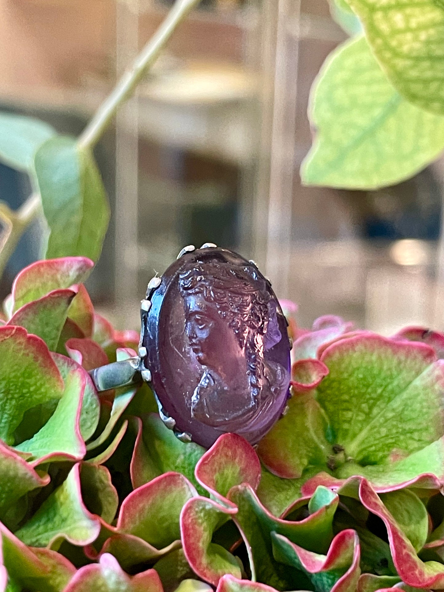 Elegante anello con cammeo intagliato in pasta di vetro, epoca vittoriana