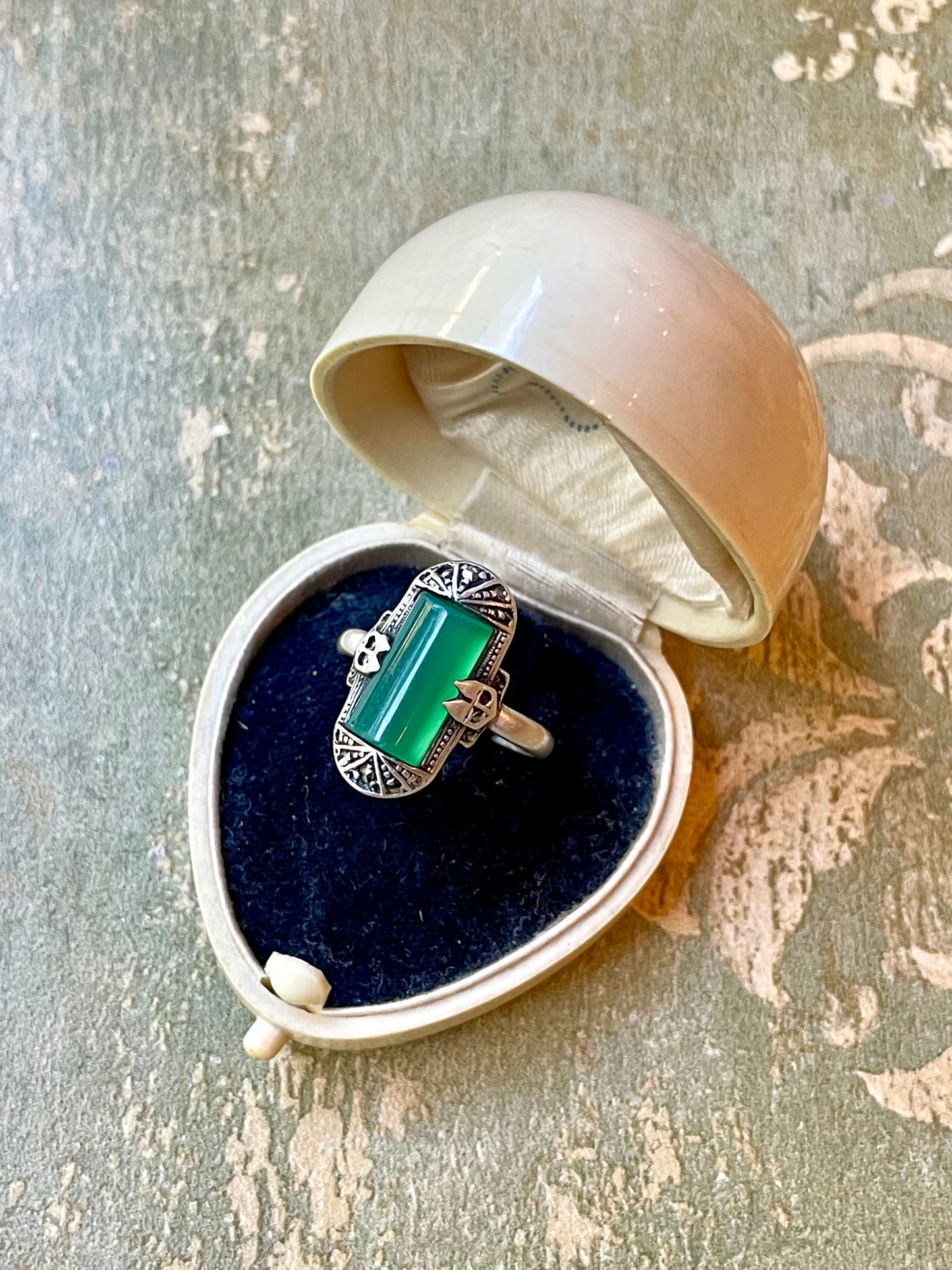Anello in lucite verde, argento e marcassite, 1920/30