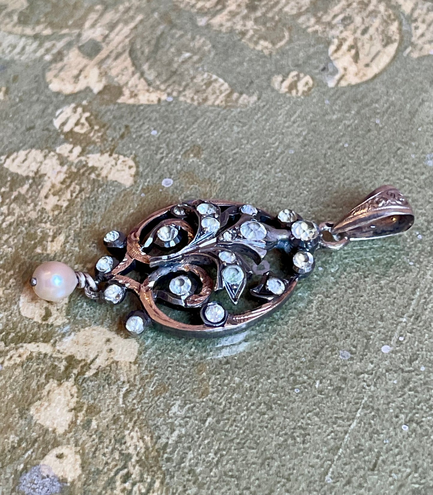 Incantevole pendente traforato in argento, paste e perla, epoca vittoriana
